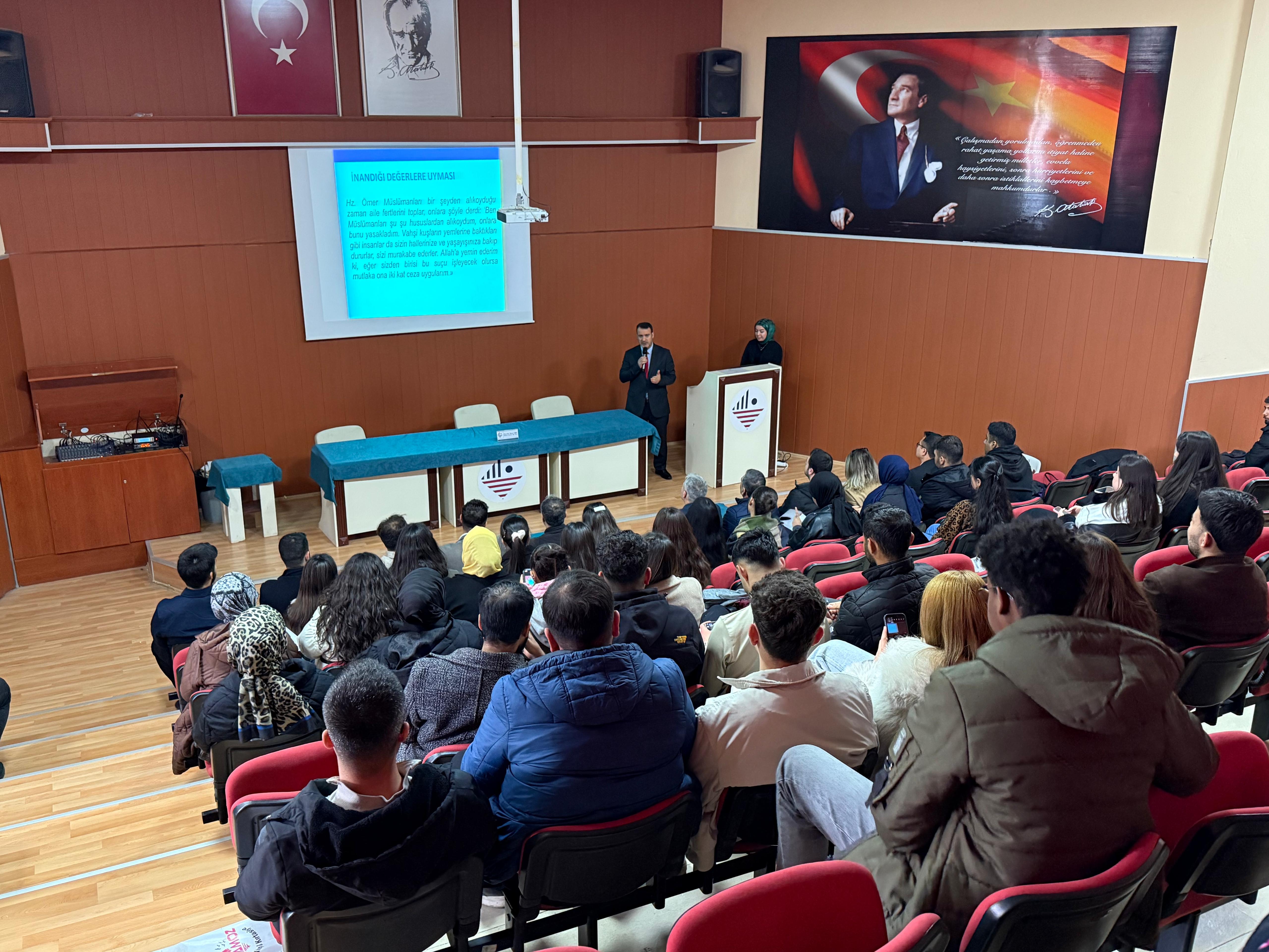 Siyaset Bilimi ve Kamu Yönetimi Topluluğu tarafından “Hz. Ömer’in Yönetim İlkeleri” başlıklı konferans düzenlendi